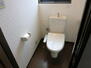 遊佐字前田（遊佐駅）　８８０万円 ニ階トイレです。いつまでも清潔な空間であって頂けますように、目に留まるだけではなく、汚れをふき取り易いフロアと壁紙をチョイス致しました。