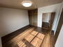 吾妻町（米沢駅）　１１９８万円 日が入り明る印象の洋室になっています