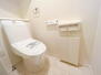 トラストステージ×カラーズ『ＡＮＤ＋』富士見市関沢３丁目４期　限定１棟 室内（2024年2月）撮影<BR>1Fトイレ<BR>備え付けの戸棚は掃除用品等をトイレ内にきちんと収納でき、大変便利です。