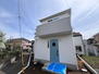武蔵村山市神明　Ⅴ期　新築分譲住宅 全10棟の開発分譲地内です♪水色の玄関ドアが映えます♪