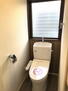 旭ケ丘（反町駅）　４４９０万円 １階トイレはシャープでシンプルなデザイン。落ち着いた雰囲気のリラックス空間です。臭いがこもりがちなトイレですが、窓が設置されていて換気する事が出来ます。