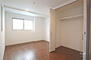 世田谷区桜丘５丁目　一戸建て 1階洋室7.8帖［2024年4月1日撮影］。天井が高く開放感があります。また収納スペースも広く使いやすいです！