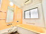 竹丘３　２９８０万円 清潔感のある色合いでまとめられた水周り。浴室乾燥機も付いており、用途が広がります。浴室に大きな窓があるだけで気持ち良さも感じられますね♪