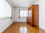 旭ケ丘（反町駅）　６９８０万円 日当たり良好の洋室。お部屋の形もきれいでスペースを有効にお使いいただけます。