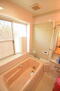 桜が丘３　１２５０万円 窓付きの浴室で換気も◎広々としたバスルームで毎日の疲れもしっかり癒せます。