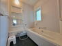 美杉台５　３５８０万円 【浴室】<BR>清潔感のある浴室です。シャンプーやせっけんなどを置けるカウンターや収納トレーが備わっています。