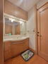 美杉台５　３５８０万円 【洗面所】<BR>木目調の清潔感のある三面鏡洗面化粧台です。大きな鏡が解放感を演出します♪