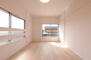 上新田町（新前橋駅）　１３８０万円 ２面採光の６帖のお部屋は陽当りもよく過ごしやすい空間となっております。