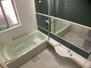 高塚新田（市川大野駅）　７３８０万円 ワイドミラーで奥行きを感じられる浴室。大きな窓が備わっており、開放感溢れる空間でゆったりとリラックスしていただけます。便利な浴室乾燥機付きです。