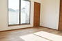 下末吉１（鶴見駅）　４７８０万円 窓が多く陽当たりと風通しの良い寝室。フローリングと調和の取れた暖かい雰囲気