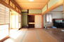 加養（下妻駅）　１０８０万円 和室があることで落ち着きと癒しの空間が生まれます。来客時の客室としても、お子様のお昼寝にも最適です。