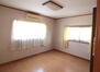 加養（下妻駅）　１０８０万円 白い壁の清潔感のある洋室は、グリーンやお花を置くと映えます 。