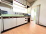 谷郷３（行田市駅）　１１８０万円 【キッチン】<BR>豊富な収納を備えた壁付けタイプのキッチン。洗面室とアコーディオンカーテンで仕切られており、家事動線の負いレイアウトです！