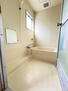 谷郷３（行田市駅）　１１８０万円 【浴室】<BR>ホワイトカラーで統一された清潔感のある浴室です。自然換気が行える窓付き。カビ抑制にも効果的で、日々のお掃除が楽になりそうです。