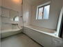 大平町蔵井（新大平下駅）　１４９８万円 清潔感のあるホワイト基調の浴室。