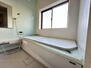 一之宮１（寒川駅）　２９８０万円 室内（2024年1月）撮影<BR>爽やかなアクセントカラーが魅力的な広々とした浴室です！広いバスタブにゆったりと浸かり、ぜひ１日の疲れを癒してください♪