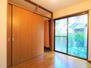 荏田町（江田駅）　３８９９万円 引き戸を開けると開放的になる一階の洋室。お子様のお部屋にもオススメです♪