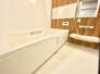 赤坂６（赤坂駅）　２億円 木調のシンプルな浴室。日々の疲れを癒してくれます。