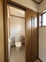 山王町２（駒形駅）　１６８０万円 2Fトイレ。収納棚がついていて便利です！