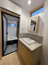 春江町３（一之江駅）　２９００万円 明り取り窓のある洗面所と浴室