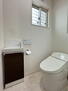 紅葉丘１（多磨駅）　６２８０万円 【1階トイレ】<BR>温水洗浄便座付きのトイレで、毎日快適にご使用いただけます。1階トイレには独立型の手洗い器が設置されています。