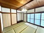 富山市栃谷　リフォーム戸建て 室内（20２３年11月）撮影<BR>広々とした和室は自然光が入り込む障子で温かみのある空間に♪<BR>（クリーニング、畳取り替え、壁紙張替え予定）