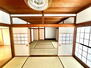 富山市栃谷　リフォーム戸建て 室内（20２３年11月）撮影<BR>仕切られている襖を開けると15帖の広々とした和室になります！<BR>休日はのんびりとお昼寝などいかがでしょうか。