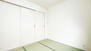 豊町４（新発田駅）　２１９０万円 和室1F4.5帖は、床座敷でくつろいだり、寝室として利用したり、畳スペースを趣味や仕事に活用できる。