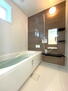 三条市林町　新築建売住宅 【浴室】<BR>浴槽はエコベンチを搭載しているので、節水にもなりますし、半身浴を楽しむこともできます☆