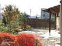 木崎　２８５０万円 飛び石がレイアウトされた日本庭園風のお庭。ガーデニングを楽しめそうです。