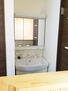 木崎　２８５０万円 2階トイレ横の洗面化粧台。朝の身支度や寝る前の歯磨きに便利です。