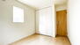 下土地亀（豊栄駅）　２２９０万円 2F洋室5.34帖（北側）、背の低い家具で揃えたほうが、圧迫感がなくすっきりとしたお部屋になります。