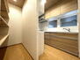 和納（岩室駅）　１３８０万円 室内（2024年3月）撮影<BR>タカラスタンダードのシステムキッチン新品ピカピカです