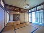 大字田海（青海駅）　３００万円 2階2間続きの和室を東側から撮影した写真です。奥には立派な床の間があります。