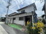 大字海瀬　５５０万円 建物手前、緑色の敷物の部分が駐車スペースになっています。