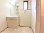 名古屋市南区鳴浜町　一戸建 窓のある明るい洗面室は自然通気が可能です。