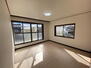 柳津町上佐波１（柳津駅）　１５４９万円 【リフォーム済】2階西側洋室です。天井・壁はクロス張替え、床はクッションフロアを張りました。二面に窓があるので、風とおしの良いお部屋です。
