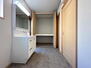 緑２（富吉駅）　２３９９万円 収納棚のある洗面室です