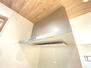 音羽町２（藤枝駅）　３３８０万円 ガスレンジの上部には照明付きの大型レンジフードを設置。料理の匂いをお部屋にこもりにくくします。
