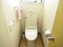 大山田４（星川駅）　１４９９万円 白の壁紙で清潔感のあるトイレです。ペーパーホルダーやタオルハンガーが備え付けてあります。窓がついているので、しっかり換気をすることができますね。（2022年7月25日　撮影）