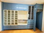 八幡市男山金振 冷蔵庫置き場も用意された大容量カップボード。壁・天井ともに隙間なくしつらえられているので、隙間にホコリがたまらないのも嬉しいポイント。冷蔵庫上のスペースも無駄なく活用！地震対策にも〇