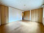 八幡市男山金振 クローゼットが三か所ある広々10帖の寝室。収納物を分けて整理できて便利ですね。