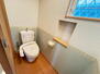 八幡市男山金振 トイレ：消臭剤やトイレットペーパーのストックを置くのにちょうどよいニッチ棚あり。