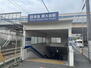 千里山東１（関大前駅）　３５８０万円 阪急千里線「関大前」駅まで560m 徒歩7分。大阪梅田・天下茶屋方面、北千里方面にアクセス可能です。駅周辺には駐輪場が複数設けられており、自転車でのアクセスも良好です。エレベーター・車椅子対応トイレなどの設備が備わっています。