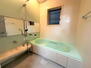大阪府大阪市平野区平野上町２丁目 【浴室】<BR>ワイドミラーは奥行きを感じ、浴室をより広く見せる効果があります。小窓が備わっているので、自然換気によるカビ発生の軽減に役立ちます。