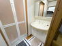 大阪府大阪市平野区平野上町２丁目 【洗面台】<BR>身支度がしやすい三面鏡が採用された洗面台です。洗面ボウル下は、入浴用品のストックや掃除用具の収納に役立ちます。