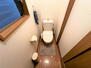 大阪府大阪市平野区平野上町２丁目 【トイレ】<BR>トイレは1階と2階の2ヶ所に設置されています。窓があり、自然換気が可能です。