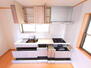 八田南之町（深井駅）　２１８０万円 収納力たっぷりのシステムキッチンです。人造大理石天板、食器洗い乾燥機、新調された3口コンロが美しいです