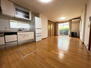 美熊台１　１０８０万円 【LDK】<BR>約15.7帖の広さ。キッチンは壁付けタイプです。上下に収納スペースが備わっており、調理器具・食器類などを収納していただけます。