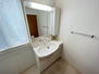 美熊台１　１０８０万円 【洗面室】<BR>3面鏡＋シャワー水栓付きの洗面化粧台が設置されています。タオルハンガー有。